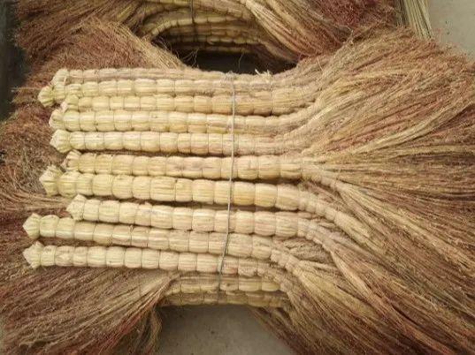 笤帚,销售价格为10元.以高粱为制作材料,适用于农村的砖地,土地.